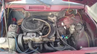 ВАЗ-111130 2001 года, госномер O831OX43, VIN: XTC11113010138788, вишневого цвета. Правая передняя фара с трещинами, задняя правая фара разбита, задний бампер справа разбит заклеен черной изолентой, средняя часть приборной панели разукомплектована. С ключом и документами, рабочее состояние не…