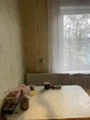 Двухкомнатная квартира 60.7 кв.м в Забайкальском крае, Шилкинский район, п. Первомайский, ул. Пролетарская, д. 8, кв. 5. Расположена на 2 этаже двухэтажного кирпичного дома. Состоит из двух комнат, балкона, кухни, раздельного санузла и коридора. В комнатах линолеум и обои, балкон не застеклен, в…