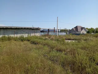 Земельный участок площадью 600 кв.м, расположенный в Самарской области, городе Чапаевск, по адресу: переулок Вокзальный 2-Д. Категория земель: для индивидуальной жилой застройки. Кадастровый номер: 63:10:0105024:1221. Участок находится почти в центре города, рядом развитая инфраструктура, на…