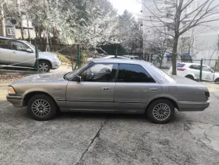 Автомобиль Toyota Crown, 1990 год, кузов LS131008926, серый.