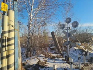 Нежилое здание полностью разрушено 289,1 кв.м, кадастровый номер 38:36:000031:6913
Земельный участок 3 140 +/ 19,61 кв.м, кадастровый номер 38:36:000031:1094, земли населенных пунктов под эксплуатацию производственной базы
Адрес: Иркутская обл., г. Иркутск, ул. Ракитная, д.17 
Ограничения и…