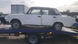 ВАЗ 21074 2000 года, белый седан. VIN: XTA21074011415072, госномер Н439ЕН 16. Объем двигателя 1568 см³, мощность 54.8 кВт/. На автомобиле наложен запрет на регистрационные действия, ключи и документы отсутствуют. Отсутствует решетка радиатора, задний бампер, передний правый стеклоочиститель. Кузов…