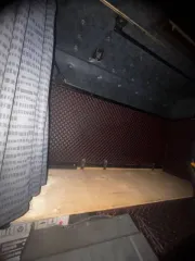 Scania 113 1992 года. Грузовой седельный тягач. На ходу или нет — неизвестно. Дефекты ЛКП, ржавчина, течь воды в салон, масляное запотевание в районе гидроцилиндра подъема кабины. Более подробное техническое состояние выясняйте самостоятельно в ходе осмотра.