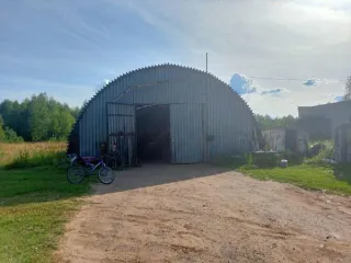 Ангар 224,1 кв.м, конюшня 1486,2 кв.м, земельный участок 28465 кв.м, Костромская область: здание ангара, назначение: нежилое, площадь 224,1 кв.м, кадастровый номер 44:07:132301:201; здание конюшни, назначение: нежилое, площадь 1486,2 кв.м, кадастровый номер 44:07:132301:207, с одновременным…