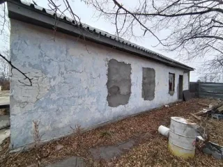 Нежилое здание гаража 96.9 кв.м, 1958 г., с участком 462 кв.м. Год постройки 1958, количество этажей: 1, с земельным участком, вид разрешенного использования: Для строительства административного здания. Кадастровый номер здания: 65:11:0000012:160, площадь: 96.9 кв.м., количество этажей: 1, год…