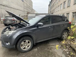 Toyota RAV4. На ходу. Сколы и трещина на лобовом стекле, вмятина на заднем правом крыле, отсутствует запасное колесо. Ключи — 2 комплекта.