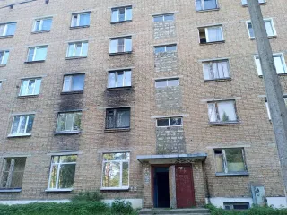 Доля 1/3 в комнате 18,2 м² по адресу: Россия, Республика Коми, г. Сыктывкар, пгт. Краснозатонский, ул. Ломоносова, дом 50, комната 125, кадастровый номер: 11:05:0401011:1118. В ЕГРН имеется непогашенная ипотека в пользу физического лица; возможна регистрация несовершеннолетних.