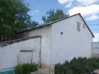 Нежилое здание 59.3 м², Республика Крым, Ленинский район, село Приозерное, улица Школьная, здание 125Б. Кадастровый номер 90:07:230101:84. Общая площадь 59.3 м², один этаж, подземных этажей нет. Материал наружных стен — из прочих материалов. Назначение — нежилое. Год ввода в эксплуатацию не указан…