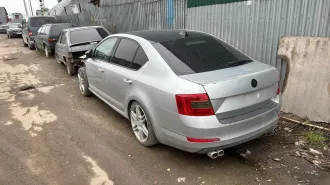 Skoda Octavia 2013 года выпуска, VIN: TMBAC4NE5E0032408, гос.номер М830МН35, цвет серебристый. Автомобиль имеет недостатки: -Сильно повреждена передняя часть кузова, включая капот, крылья и бампер. -Отсутствуют некоторые элементы облицовки, такие как часть бампера и фары.