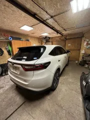 Toyota Harrier 2018 года, универсал. Государственный номер С151ТЕ124, VIN ASU60-0007299, номер кузова ASU60-0007299, номер двигателя 8АRZ114612. Цвет белый. Объем двигателя 1998 см³, мощность 231 л.с. Рабочее состояние не проверялось, видимых повреждений не имеет. Обременения: запреты судебного…