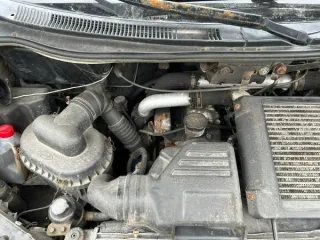 Hyundai Starex 2002 года выпуска, темно-серого цвета, госномер А775ТС51. VIN: KMHWP81HP2U462398. Многочисленные трещины на заднем бампере. Глубокая коррозия металла, в том числе и сквозная, в области колесных арок. Вмятины, следы ржавчины присутствуют по всему кузову ТС. Трещины на лобовом стекле…