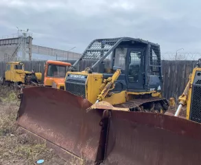 Бульдозер Shantui SD16F, 2011 г.в., желтый, гусеничный. Заводской номер SD16AF123031, двигатель C9115003106. Мощность 184 л.с. (135 кВт). Гос. номер 8677РК38. Имущество в залоге ФНС России на основании определения Арбитражного суда от 02.04.2024 по делу А19-3157/2023.