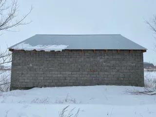 Объект незавершенного строительства 98,5 м² и участок 583 м² Оренбургская область Объект незавершенного строительства площадью застройки 98,5 кв. м с кадастровым номером 56:47:0101003:640 расположен по адресу: Российская Федерация, Оренбургская область, Соль-Илецкий район, г. Соль-Илецк, ул…