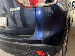 Mazda CX-5 2013, VAZ 21099 1995. 1. Mazda CX-5, 2013, г/н М383ВС18, VIN: RUMKE1978DV007613. Сломана правая фара и правый фонарь, на лобовом стекле трещины, на водительской двери и правом переднем крыле царапины, на правой задней двери вмятины, а также присутствуют многочисленные повреждения заднего…