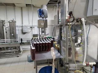 Пивоваренное технологическое оборудование BLONDERBEER.Tuere N 2000 I (пивоваренный завод) «BLONDERBEER.Туре N 2000 I», состоящее из: Бойлер. Сек-01. blonderbeer (1 шт.); фильтрационная емкость ССЕ-01. blonderbeer (1 шт.); Заторно сусловарочный котел СЕС-01. blonderbeer (2 шт.); ВИРПУЛ…