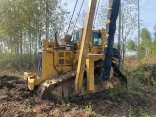 Экскаватор гусеничный Hyundai R300LC-9SH, заводской номер HHKHZ808LE0000183, 2014 год выпуска, госномер 58 УЕ 9248 (63 СВ 9366). Экскаватор гусеничный Hyundai R300LC-9S, заводской номер HHKHZ810LE0001178, 2014 год выпуска, госномер 58 УЕ 9241 (63 СВ 9362). Трактор ДТ-75 ДЕРС2 с буровой установкой…