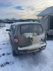 Chevrolet Niva 2013 года выпуска, VIN: Х9L212300D0474769, пробег 193000 км. Вмятина на заднем правом крыле, повреждены бампер передний и правое переднее крыло.