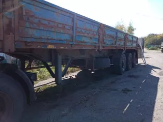 Полуприцеп с бортовой платформой С3АП93282 2012 года, VIN Х1W932820C0001222, госномер AK845468. Состояние удовлетворительное, на ходу, документы. На хранении у Взыскателя. Запрет регистрационных действий. Арест.