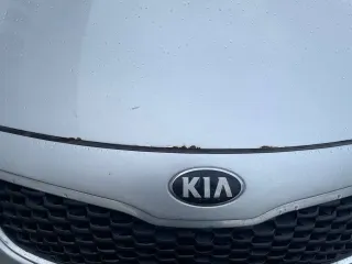 Kia Cerato 2015 года выпуска, VIN: XWEFX411BF0008409, автомобиль в хорошем техническом состоянии, двигатель работает без нареканий. Коробка АКПП требует внимания, пинки при переключении передач. Лакокрасочное покрытие требует внимания, сколы, царапины. Ходовая часть также требует внимания.