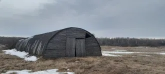 Нежилое здание фуражный склад ангар одноэтажный деревянный площадь 492,9 кв.м. Назначение здания фуражный склад ангар. Общая площадь 492,2 кв.м. Количество этажей 1. Год ввода в эксплуатацию 2004. Кадастровый номер 72:06:0203001:99. Вид ограничений и обременений отсутствует.