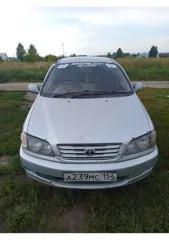 Toyota Ipsum 1996 года, белый цвет. VIN-номер кузова: SXM100016910. Двигатель бензиновый, объем 1998 см³, мощность 140 л.с. (103 кВт). ПТС 54 PA 149249, госномер А239МС154. Максимальная разрешенная масса 1450 кг, снаряженная масса 940 кг. Производство Япония.