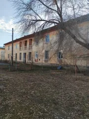 Здание 540.2 м², Челябинская область, г. Южноуральск, ул. Московская, д. 12. Год ввода в эксплуатацию: 1958. Количество этажей: 2. Назначение здания: Многоквартирный дом. Материалы наружных стен здания: Из прочих материалов. Кадастровый номер: 74:37:0209016:23.