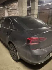 Volkswagen Polo 2022 года выпуска, черный цвет, VIN XW8ZZZCKZNG022985. Имеются повреждения задней правой фары, заднего крыла и лючка бензобака.