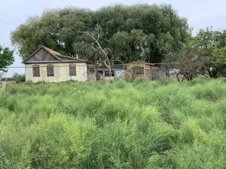 Земельный участок 300 кв.м. Астраханская область, кадастровый номер 30:02:020401:89, ВРИ – для ведения личного подсобного хозяйства, расположен по адресу: Астраханская область, Володарский район, с. Кошеванка, ул. Береговая, 40.