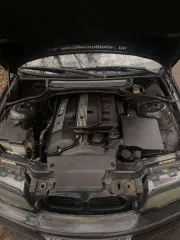 BMW 325iA 2001, VIN: WBAAV310X0FV87453, цвет черный, мощность 191,7 л.с. (машина не на ходу, по кузову гнилая, справа под пассажиром требуется сварка, пола нет совсем, требуется замена правого крыла, правой двери, переварка порогов, в крышке багажника много потрескавшихся проводов, необходим…