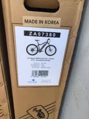 Электровелосипеды в коробках с маркировкой «Zundapp, Made In Korea». Электровелосипеды, в коробках с маркировкой «Zundapp, Made In Korea», с индивидуальной маркировкой «ZA07380; Zundapp Z800 (Schwarz/Silber); 27,5» Heckmotor-Epac; Artikel-NR: ZA07380; Bruttogewicht: 26kg Nettogewicht: 23,9 Kg…