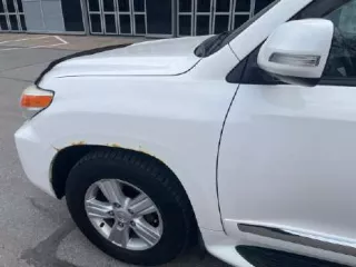 Легковой автомобиль Toyota Land Cruiser 200, VIN JTMCV05J104125596, 2013 г. в., цвет белый. Ознакомиться можно в дни приема заявок с 11:00 до 16:00, предварительно записавшись по тел. 89062274666 или email: bankrotim@yandex.ru