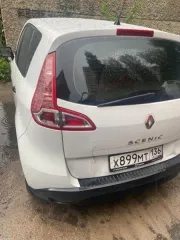 Renault Scenic 2010 года выпуска, госномер Х899МТ136, VIN VF1JZ0B0642944618. Цвет белый. Повреждение заднего бампера, крышки багажника, задней правой двери, порогов. Повреждение ЛКП по всему кузову автомобиля.