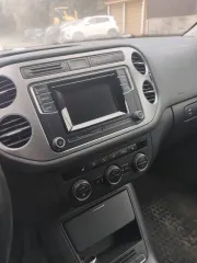 Volkswagen Tiguan, 2016 года, 122 л.с., 83699 км, МКПП, передний привод, цвет белый, VIN XW8ZZZ5NZHG105479, ранее участвовал в 6-ти ДТП, срабатывали подушки безопасности, восстановлен, ключ один, кондиционер не работает, АКБ разряжена, повреждено правое переднее крыло (вмятина), отчет Автотеки…