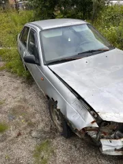 Daewoo Nexia 2002 года, годные остатки. VIN: ULV3L31UD2A133746. Передняя часть кузова имеет многочисленные повреждения: деформация переднего лонжерона; отсутствует передний бампер; вмятины на крышке капота, переднем правом крыле, переднем левом крыле; разбита передняя правая фара; оторвано зеркало…