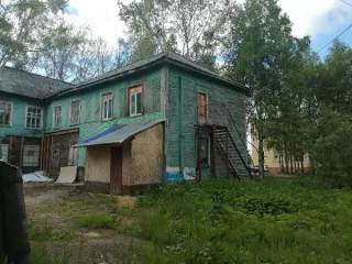 Нежилые помещения 421.7 кв.м с земельным участком Респ. Коми: нежилые помещения, расположенные по адресу: г. Емва, ул. Дзержинского, д. 98 с земельным участком, в составе: Нежилое помещение Н-1 с кад. номером 11:10:4501033:633, этаж №1, общ. площадью 41,3 кв. м.; Нежилые помещения с кад. номером…