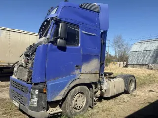 Лот № 6 (вторичные). Грузовой тягач седельный Volvo FH 440, 2006 года выпуска, государственный номер М417ЕЕ60, идентификационный номер (VIN) YV2AS02A06A621798, транспортное средство после ДТП, отсутствует лобовое стекло, правая дверь, автотранспортное средство возможно не на ходу. Местонахождение…