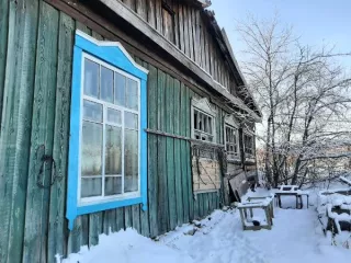 Нежилое одноэтажное деревянное здание,  с кадастровым номером 38:16:000010:1846, площадью 296,00 кв.м., расположенное по адресу: Российская Федерация, Иркутская область, Усольский район, р.п.Мишелевка, ул.П.Кузякина, д.26а Нежилое здание площадью 296,0 кв.м., с кадастровым номером…