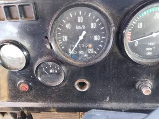 КАМАЗ 541120 1997 года выпуска. VIN: XТС54112012094540. Мощность двигателя: 210 л.с. (154,4 кВт). Переоборудован из седельного тягача, установлен самосвальный кузов с двухсторонним опрокидыванием.