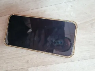 iPhone 16 Pro Max желтого цвета и MacBook Air Apple V2 серебристого цвета. Состояние б/у.