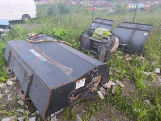 Мини-погрузчик Bobcat S850 заводской номер ACSL11164 Навесное оборудование щетка с бункером Sweeper Bucket 84 серийный номер А00А01354 снегоуборочный отвал V-Blade 84 серийный номер 084001021 угловая метла Angle Broom 84 серийный номер 231416282