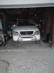 Мерседес-Бенц ML 320, 1999 г.в., госномер Р825ВО 89, VIN 4JGAB54EXXA066962. Автомобиль разукомплектован, отсутствуют передние фары.
