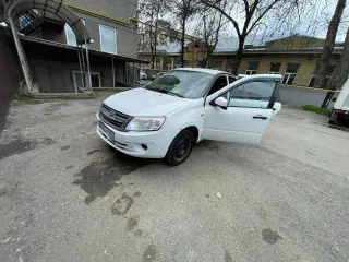Lada Granta 2014, 87 лс, 146664 км. Lada 2190 Granta Sedan, цвет белый, VIN XTA219010E0243265, 2014 год выпуска. Является предметом залога в ООО МФК "Кешдрайв". На ходу.