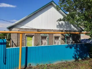 Доля в доме 55,9 кв. м и участке 1027 кв. м, Воронежская обл. 1/2 доля в праве общей долевой собственности на индивидуальный жилой дом площадью 55,9 кв. м, кадастровый номер 36:10:0100010:26, 1/2 доля в праве общей долевой собственности на земельный участок площадью 1027 кв. м, кадастровый номер…