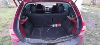 Renault Sandero 2011 года, 102 л.с. Пробег 179 000 км. Аккумулятор в неисправном состоянии. После замены масляного насоса появился стук в двигателе. Общее состояние на ходу требует уточнения при осмотре.