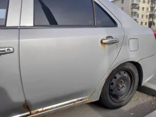 Geely GC6, 2014 года, 94 лс, 397464 км, легковой автомобиль, VIN X9W8624SGED000795, марка: Geely GC6, год изготовления: 2014, мощность двигателя, л. с. (кВт): 94, цвет: серебристый, вид собственности: индивидуальная, пробег 397464. На кузове невооруженным глазом видны следы коррозии.