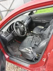 Mazda 3 2005 года, 105 л.с., пробег 570 047 км. Автомобиль после ДТП, оценивается как удовлетворительное, в исправном состоянии на ходу. Пороги и днище кузова не имеют глубокой коррозии. Двигатель работает без нареканий. Лобовое стекло менялось. Коробка передач механическая. Требуется замена…