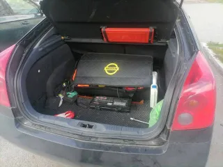Nissan Primera 1.6 2007 года, черный цвет. VIN: SJNFAAP12U2313909, ПТС: 99 49 823711, госномер: С325АЕ196. Двигатель бензиновый QG16-087203Q, мощность 109 л.с. (80,1 кВт), объем 1597 см³. Экологический класс нулевой, разрешенная максимальная масса 1940 кг, масса без нагрузки 1396 кг.