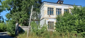 Нежилое здание 1852,8 кв.м, Челябинская область, г. Сатка, назначение: нежилое, количество этажей: 3, расположенное по адресу: Челябинская область, Саткинский район, г.Сатка, ул. Сергея Маринина, д.4, кадастровый номер 74:18:0805047:1132 с земельным участком, площадью: 3687+/- 12,15 кв.м…