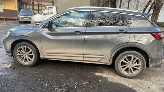 Автомобиль Geely Coolray 2023 года выпуска, тип транспортного средства: легковой комби (хэтчбек). Цвет кузова: серый. Экологический класс: пятый. VIN: Y4K8622Z6PB930995. Имущество находится в залоге.