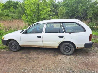 Легковой автомобиль, марка: Toyota, модель: Corolla, год изготовления: 2000, цвет: белый, г/н: Т002КО25 Тех.описание: Машина в России с 2006 года,один хозяин,стекла целые переднее пассажирское не опускается,по кузову есть ржавчина и мелкие вмятинки,печка кондиционер работают,салон нормальный…